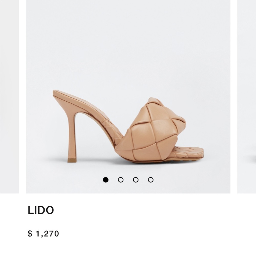 In excellent condition! Trendy bottega heels.